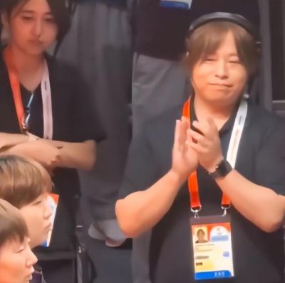 反差！日本工作人员连续比划手势指挥朝鲜队员 鼓掌欢迎孙颖莎入场