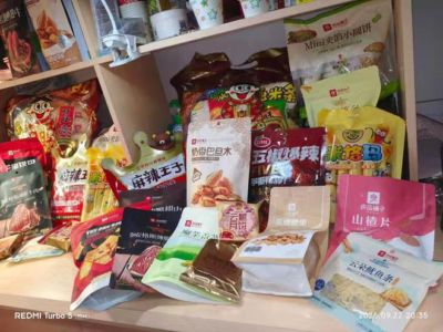 四川一高校给学生发中秋国庆大礼包，学生称“零食多到数不过来”，校方：住校学生每人一份，一共发了28350份