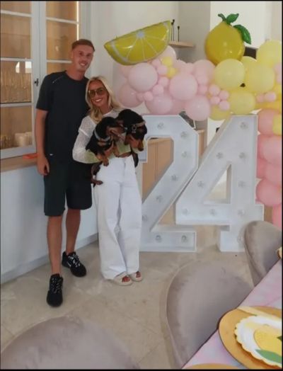 帕尔默为女友奥利维亚庆祝24岁生日，后者身穿透视装出镜