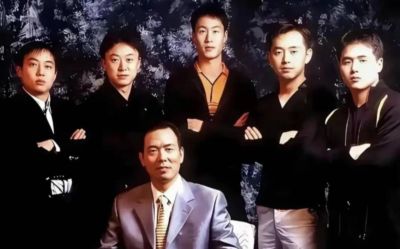 65岁蔡振华近况：精神矍铄陪妻享退休，儿子是知名演员