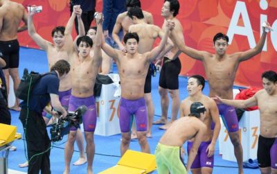 聚焦亚运会｜游泳综合：男子接力极限翻盘 “小孩姐”打破纪录