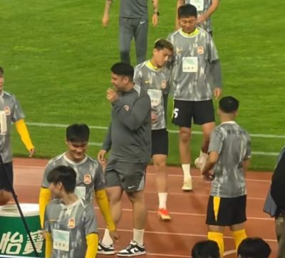 青岛西海岸昨日全员参加训练，全力备战本赛季中超剩余4轮