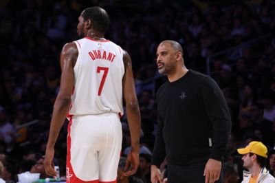 KD：我和乌度卡关系可以更亲密 他是我在比赛中可以随时依靠的人