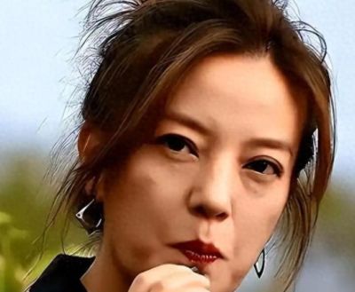 事业没了、婚也离了，被封5年后赵薇再曝近况，瘦到脱相不敢认