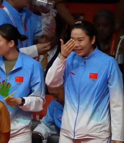 山口茜自责丢分！贾一凡激动落泪，日本球员席被打瘫，国羽夺金