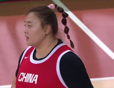 什么情况？女篮2米中锋，首发3分钟 遭到宫鲁鸣弃用 得0分