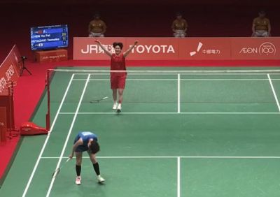 国羽女团夺冠！陈雨菲比“1”庆祝，全队将其抱住并举国旗，日本低头反思