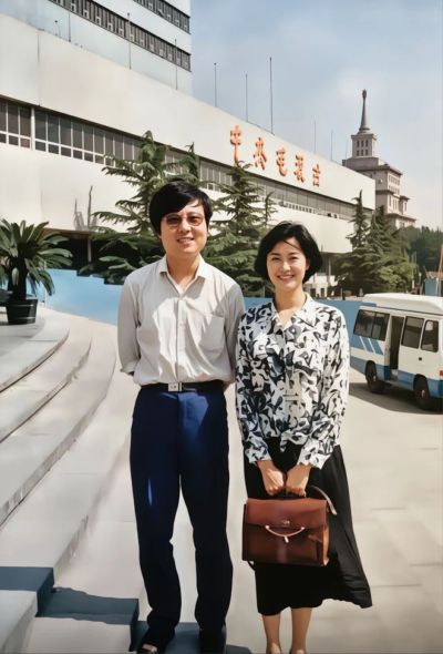 我敢打赌…全中国99%的人都认识她，年轻的时候真的好漂亮，好有气质。那么，大家看出来她是谁了吗