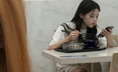 杨超越在工厂打工时候的照片曝光！网友炸了：这妥妥的厂花啊！