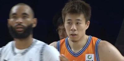 CBA速递！北控男篮惨败30分之后主教练连夜离队，上海男篮惨遭非洲球队逆转，萨姆纳和广东男篮汇合