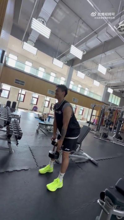 北京首钢男篮晒夏训视频：今天你出汗了吗？依旧是刻苦训练的一天