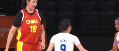 中国女篮赢26分进半决赛！主力后卫崴脚，赛后一瘸一拐离场，数据出炉
