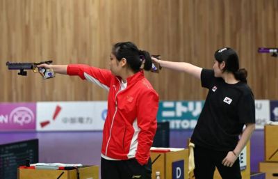沈奕瑶在女子10米气手枪个人决赛中荣获银牌 成绩为2413环