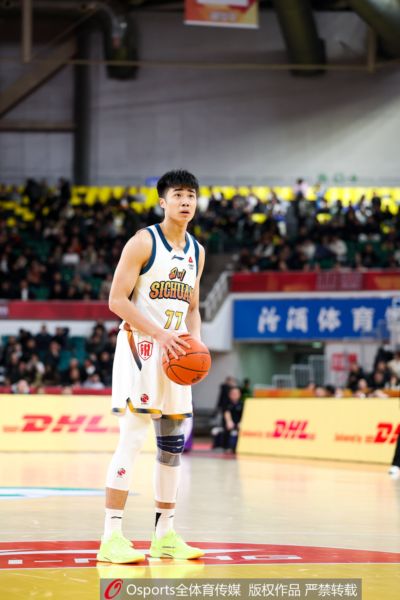 媒体人：四川男篮球员杜智博将加盟广州龙狮俱乐部