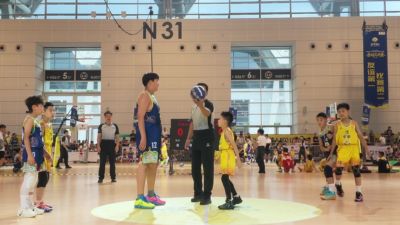 这是八岁？NYBO全国总决赛U9组别惊现1米85中锋 上演最萌身高差