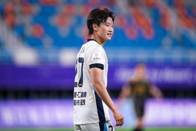 19岁零172天的杨铭锐替补上场，上演个人国足一线队首秀