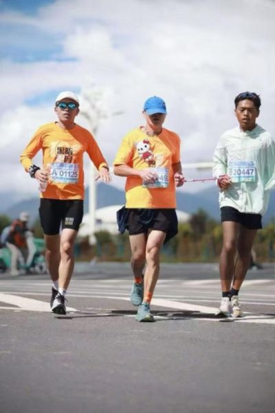 “我在拉萨跑马拉松”——60岁视障跑者驰骋高原