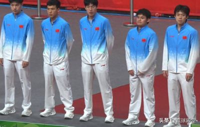 男乒团体颁奖！全队站上颁奖台情绪不佳，张本智和全程开心！