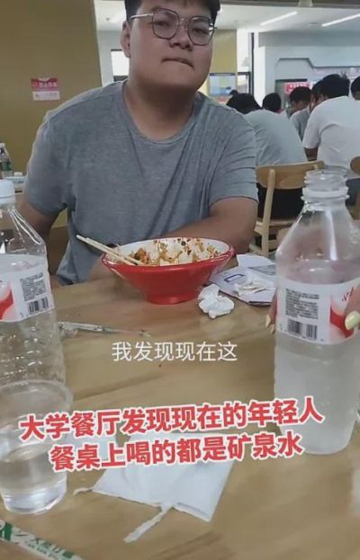 “全都在喝矿泉水！”家长吐槽大学食堂一幕：现在的孩子都咋了