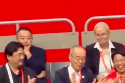刘国梁赛后脸色铁青快速离场！托腮看日本官员庆祝 赛前曾微笑招手