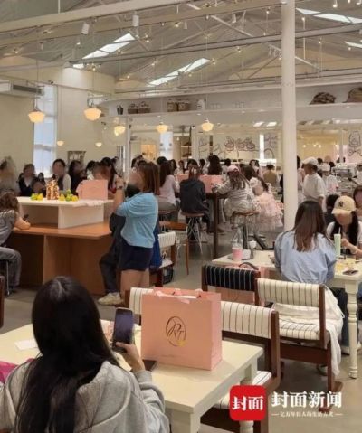 演员赵露思成都甜品店试营业，1份凉面48元，营业仅40分钟后，第一批商品基本售完，有消费者为了吃上一口，排队长达90分钟