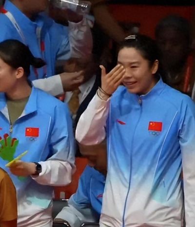 山口茜自责丢分！贾一凡激动落泪，日本球员席被打瘫，国羽夺金
