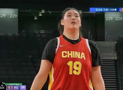 杨舒予爆发砍下21分!中国女篮大胜蒙古晋级半决赛,防守短板需警惕