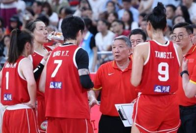 中国女篮26分大胜晋级四强，张子宇20+9杨舒予21分，半决赛对阵韩国