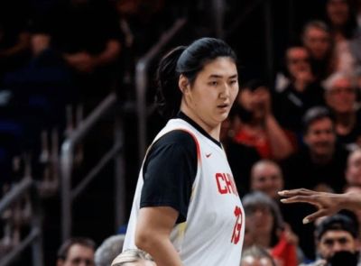 三分线外互相打铁，中国女篮半场领先韩国队5分，张子宇得分上双