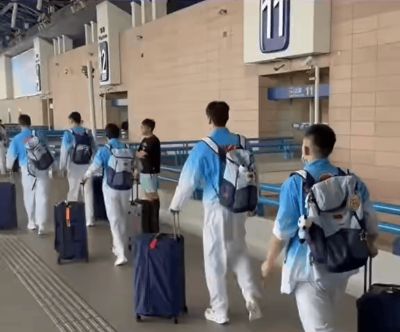 中国男排出征亚运会 已启程前往日本
