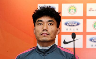 郑智再塑传奇：从欠薪阴霾到铁军崛起，青岛西海岸的逆袭之路