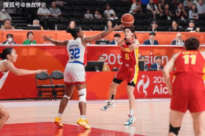 中国女篮外线头号核心!杨舒予11中9轰21+4+3疑似受伤离场