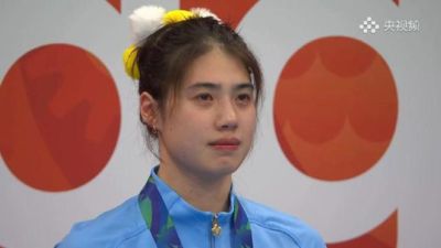 张雨霏50米蝶泳25.41夺冠卫冕，颁奖仪式上激动落泪
