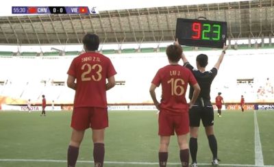 大中锋来了！比赛第56分钟，邵子钦替补登场换下乌日古木拉