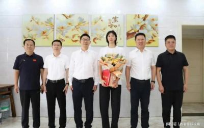 中国女排三消息！吴梦洁荣归故里，3小将被理疗，魏秋月接受访谈