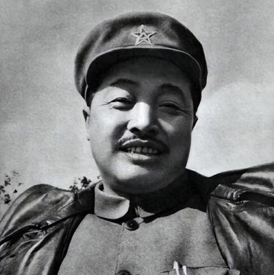 1965年形势转变，周总理提醒薛明：中央决定将贺龙的元帅军衔撤下