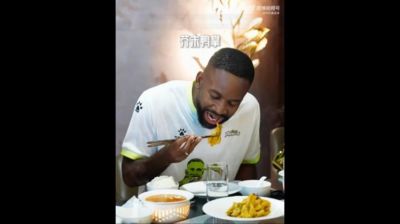 巴坎布曹永竞评中餐美食：果木烤鸭巴坎布评拉，毛血旺两人都评拉