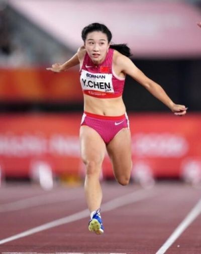 100夺金后再战200！陈妤颉23秒29小组第1，轻松晋级200米决赛