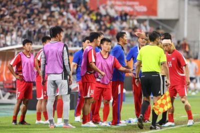 主场哨？日本亚运队进球前疑似先犯规，朝鲜全队向裁判抗议