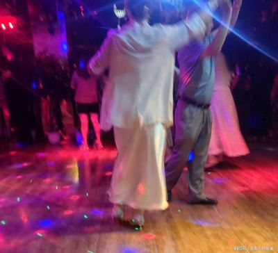 成都舞厅真实内情：200元一小时，吃饭逛公园看电影样样配齐