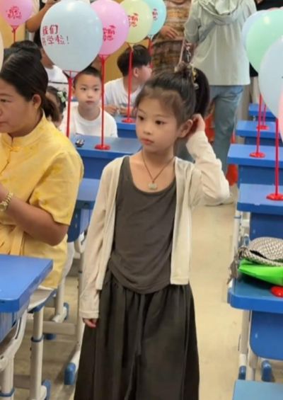“上小学就敢这么穿,以后还得了?”小学女孩穿搭火了,被喷:太成人了!