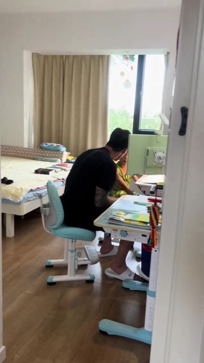 妻子晒张琳芃辅导儿子作业：不管是谁都跨不过辅导作业的这个坎
