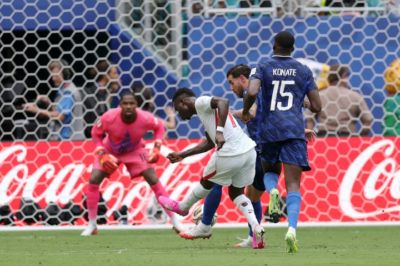半场惨案！萨卡轻巧推射双响，英格兰4-0领先法国！