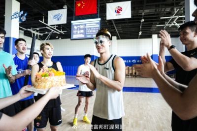 生日快乐🎂宁波男篮晒照为许裕茁庆生