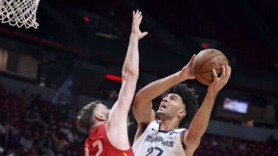 🏀夏联-灰熊胜火箭挺进决赛 桑顿12中2 布泽尔13中3 科沃德28+6