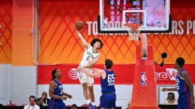 🏀夏联-雄鹿险胜76人 伯里斯27+5&绝杀上篮 阿亚伊22分