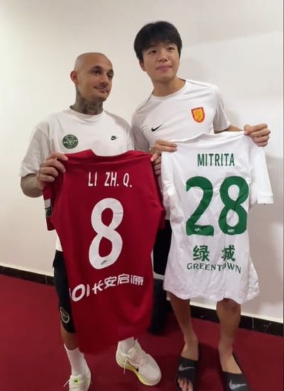 言归于好！米特里策李镇全赛后交换球衣，首回合双方冲突前者染红