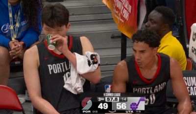 五天三赛累爆了!杨瀚森坐在替补席低头大口喘气!