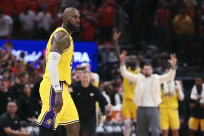 詹姆斯：如今NBA八年换八个总冠军 赛季初人们都会觉得自己能夺冠