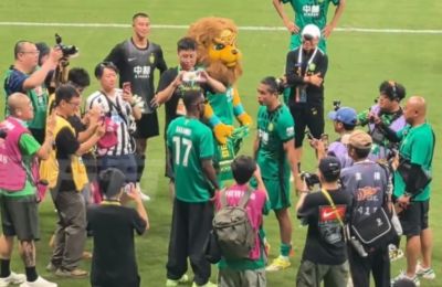 巴坎布赛后与张玉宁、侯森热情问候，并进行了谢场感谢北京球迷